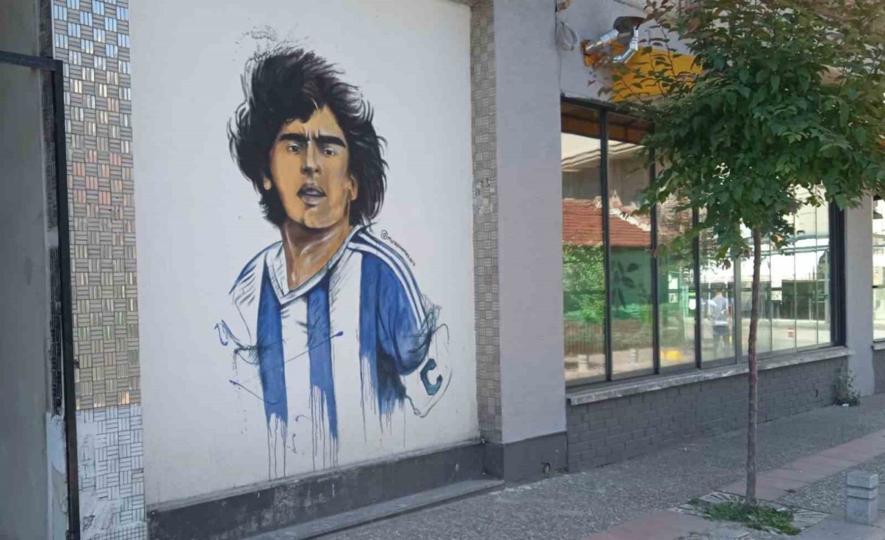 Efsane futbolcunun duvar resmi ilgi görüyor