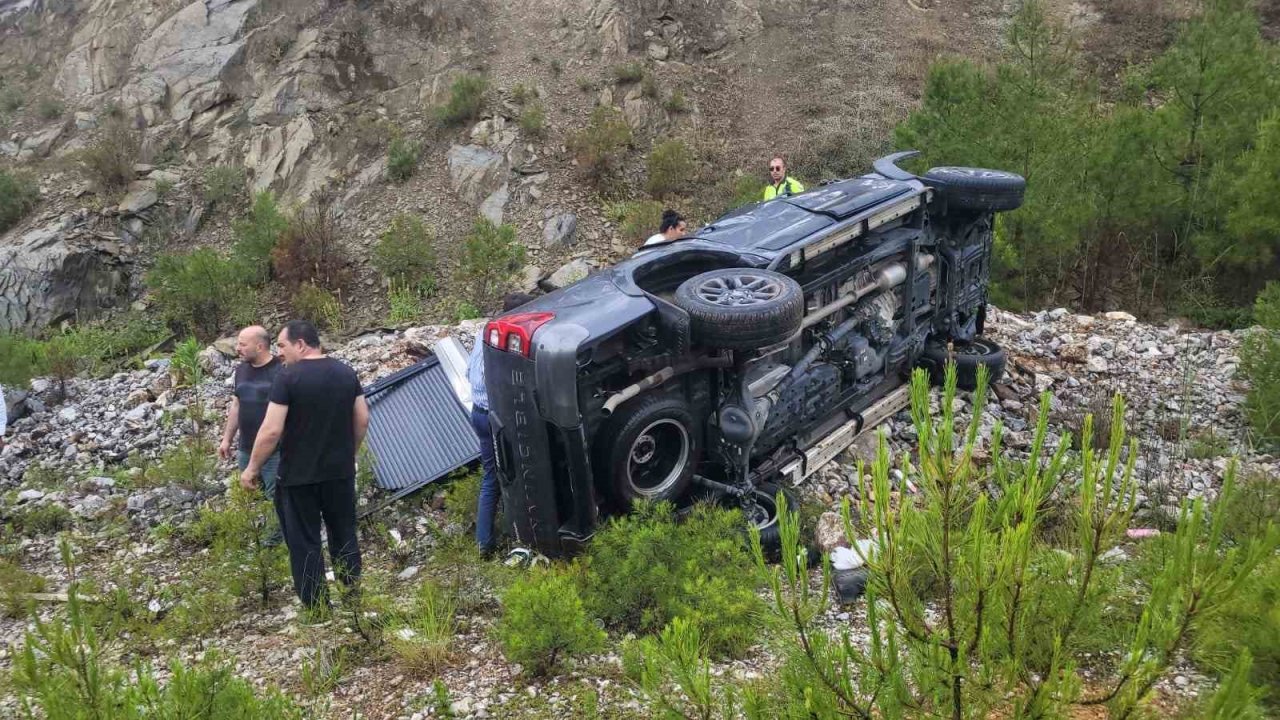 Eski Bakan Zeybekci kazada yaralandı