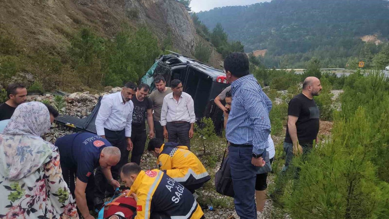 Eski Bakan Zeybekci kazada yaralandı