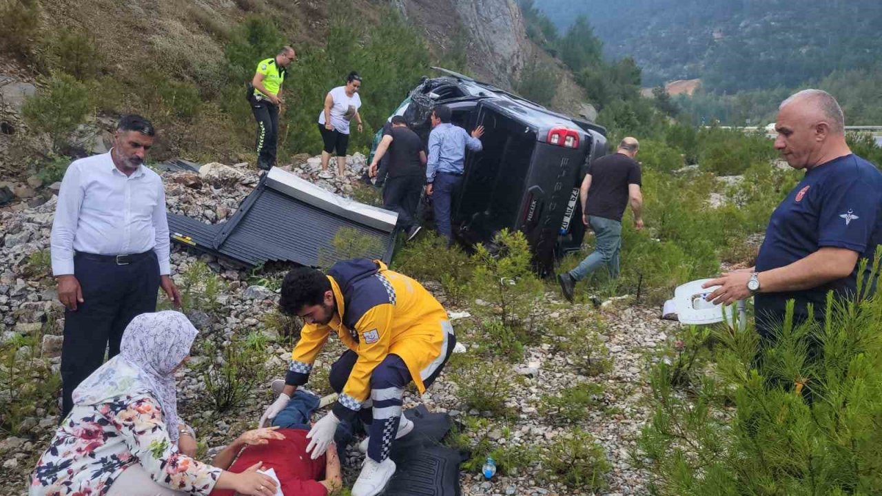 Eski Bakan Zeybekci kazada yaralandı