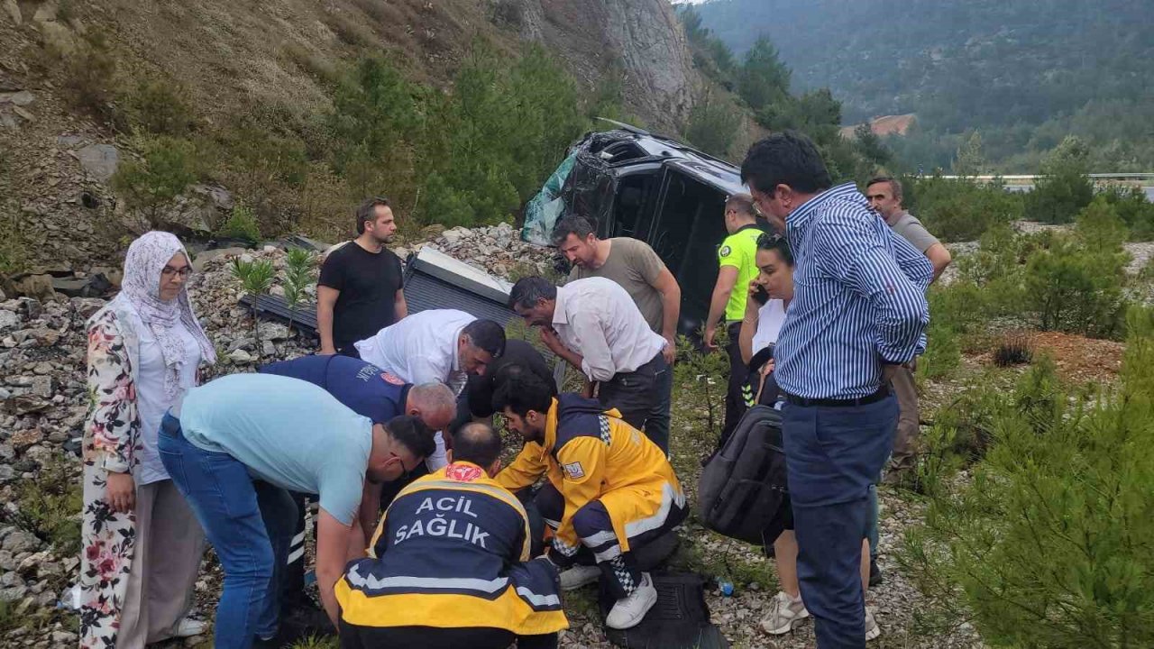 Eski Bakan Zeybekci kazada yaralandı