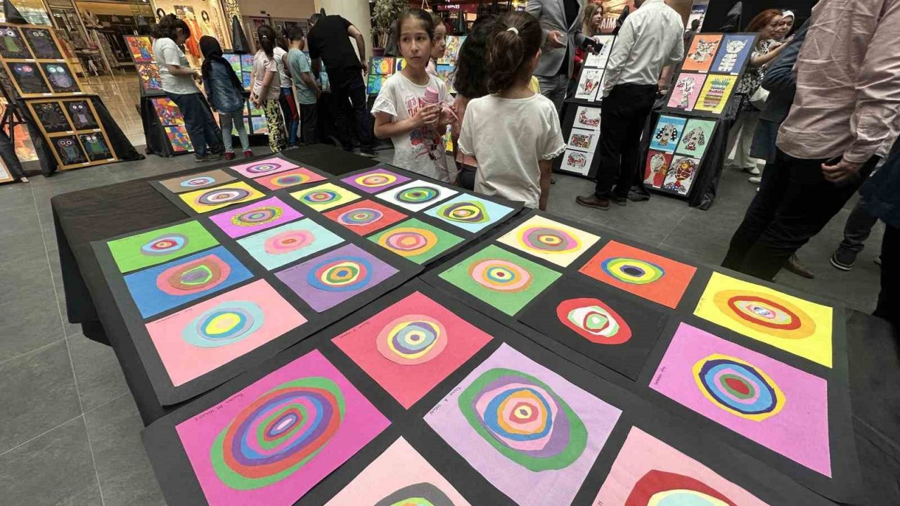 Minik öğrencilerin yıl sonu resim sergisi beğeni topladı