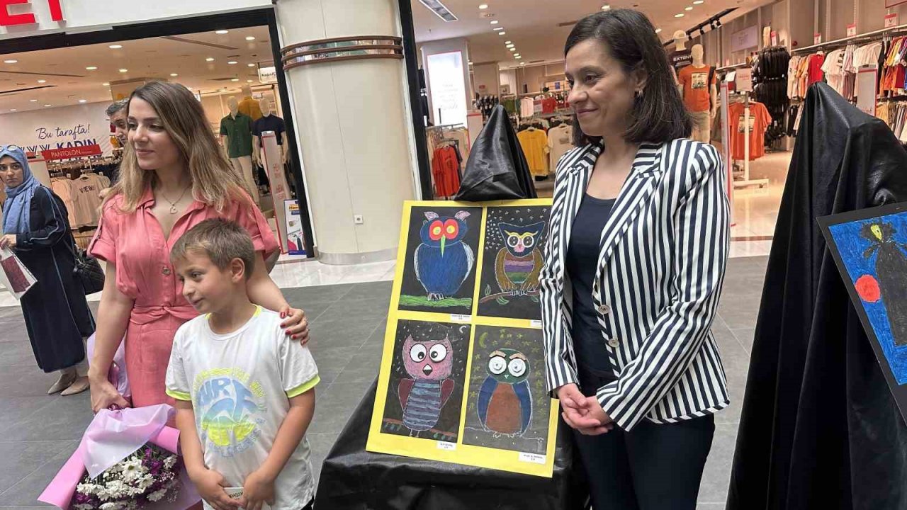 Minik öğrencilerin yıl sonu resim sergisi beğeni topladı