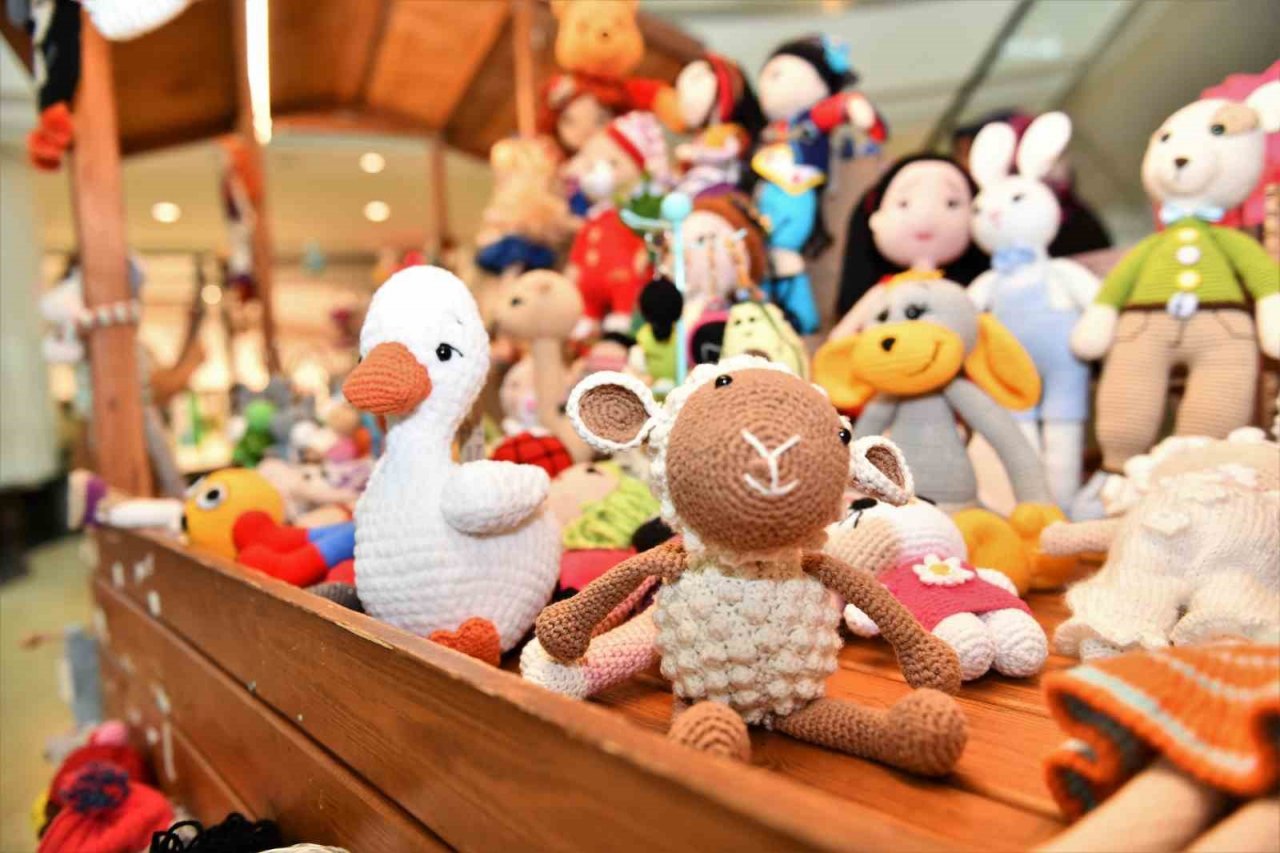 Kadınlar hem üretiyor hem sergiliyorlar