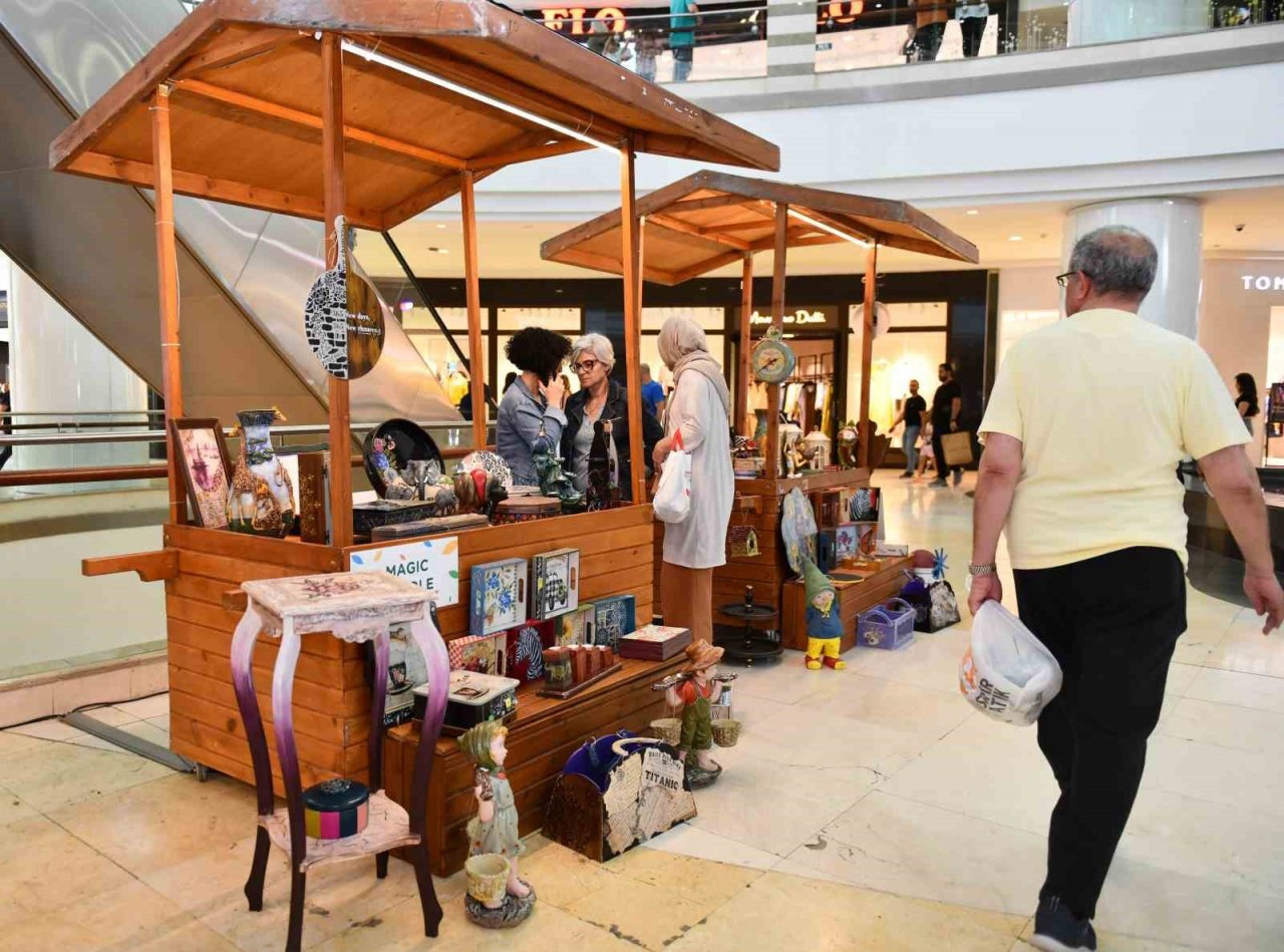 Kadınlar hem üretiyor hem sergiliyorlar