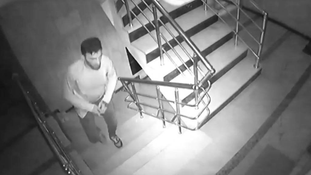 Seçerek çaldığı ayakkabıyı hırkasına sararak apartmandan çıkarttı