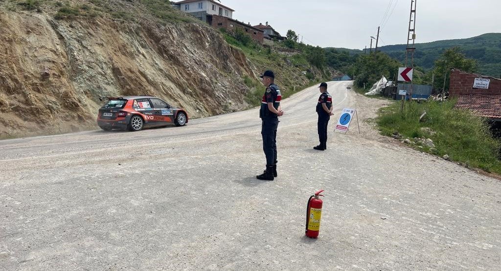 Rallide güvenlik tedbirlerini jandarma sağladı