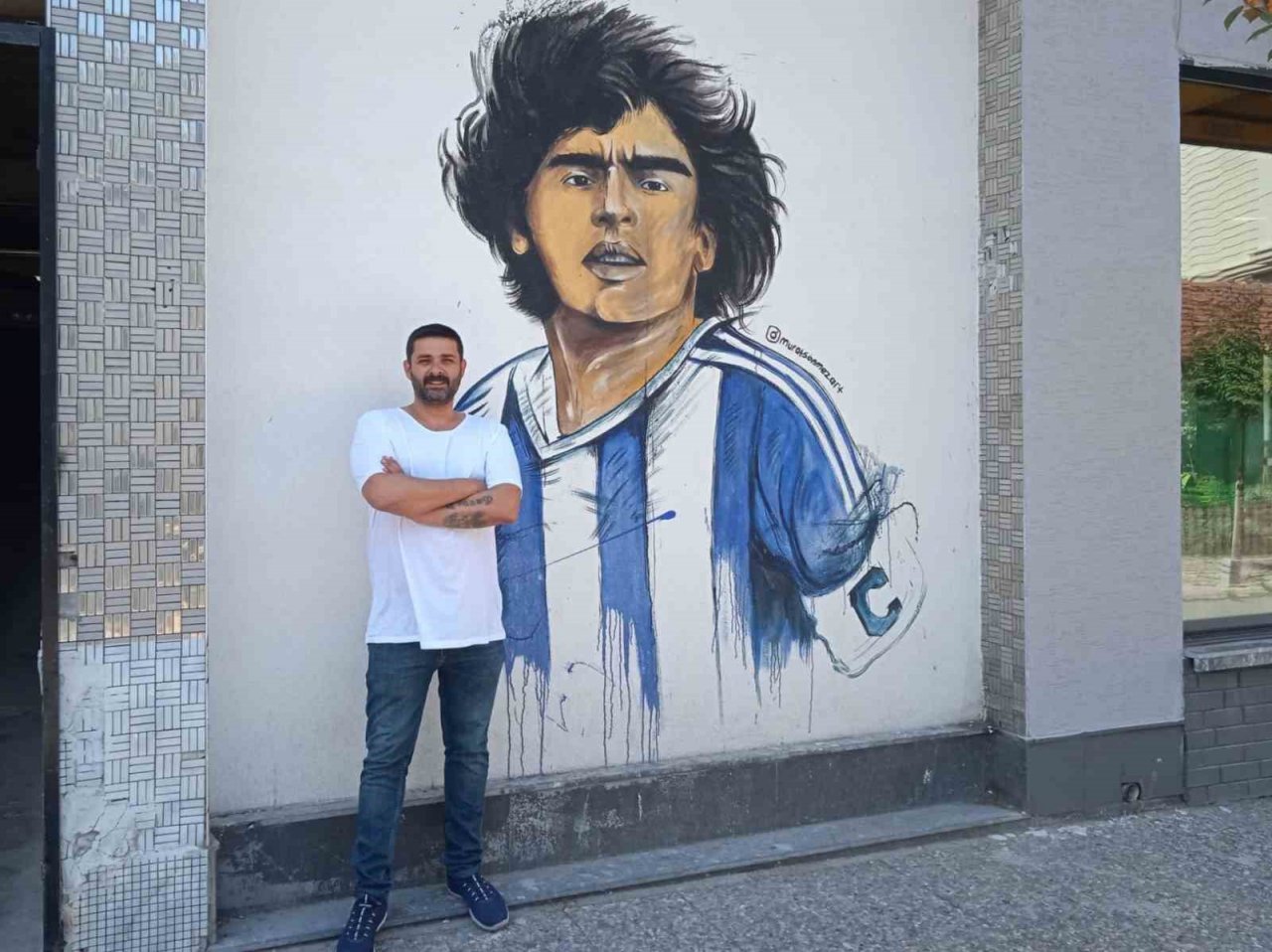 Efsane futbolcunun duvar resmi ilgi görüyor