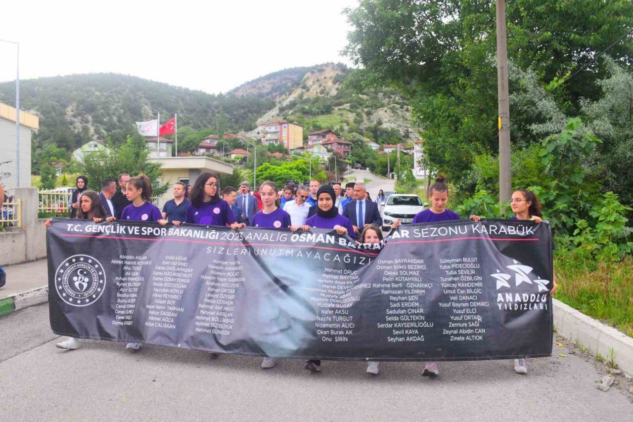 Depremde hayatını kaybeden sporcular ve vatandaşlar için saygı yürüyüşü yapıldı