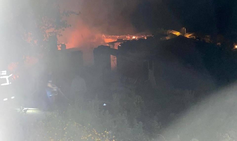 Yanan ev kullanılmaz hale geldi