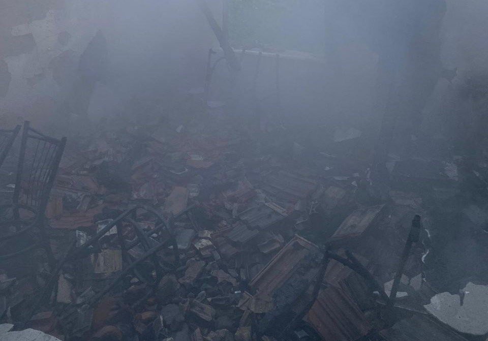 Yanan ev kullanılmaz hale geldi