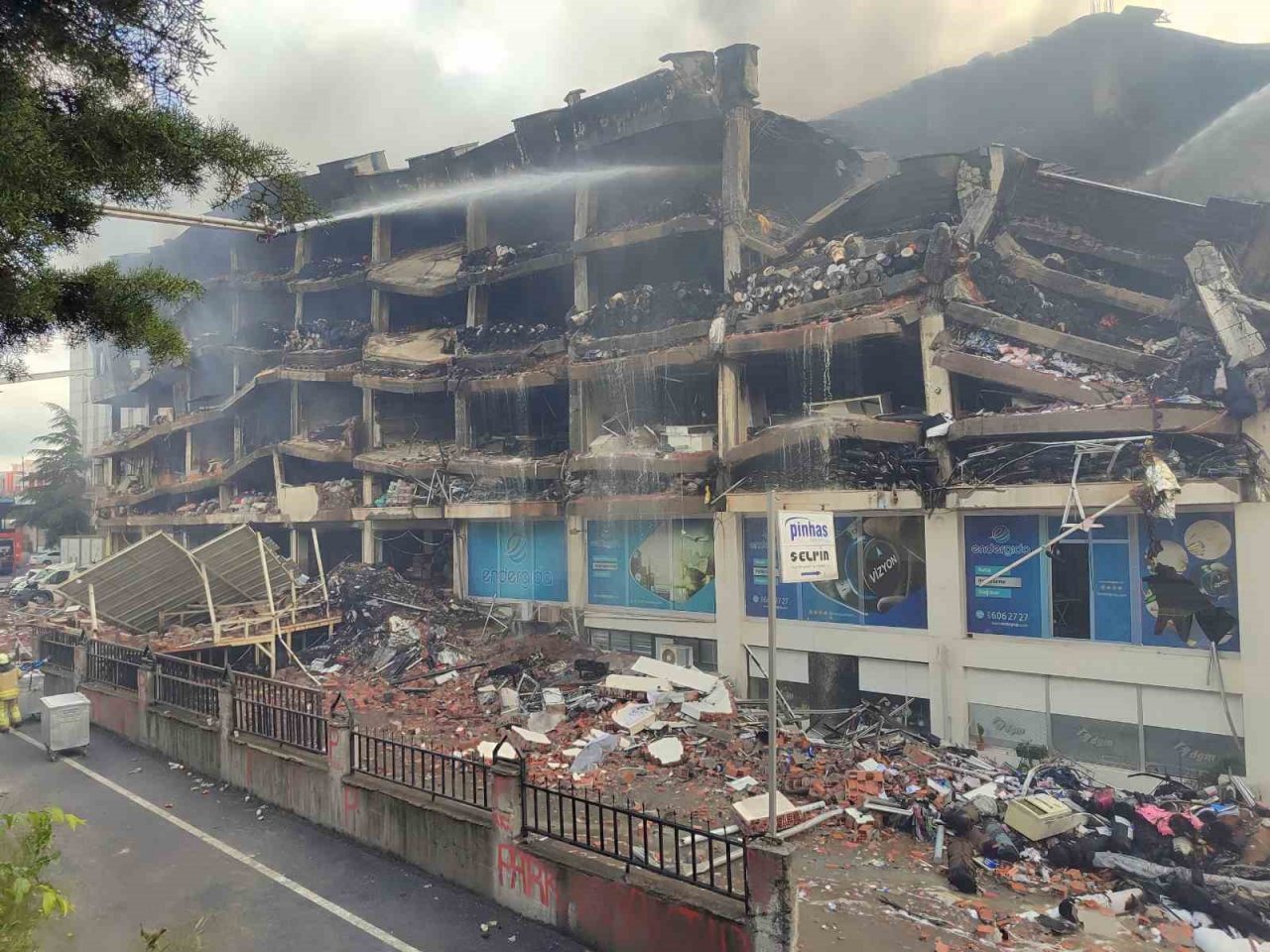 İş hanında çıkan yangın 3’üncü gününde de devam ediyor