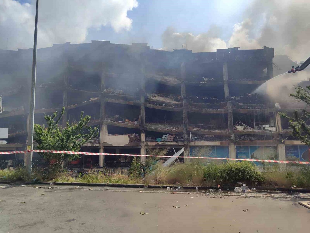 İş hanında çıkan yangın 3’üncü gününde de devam ediyor