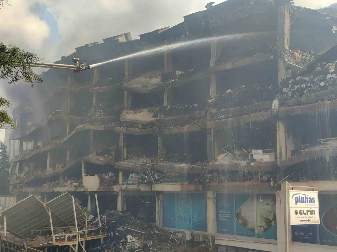 İş hanında çıkan yangın 3’üncü gününde de devam ediyor