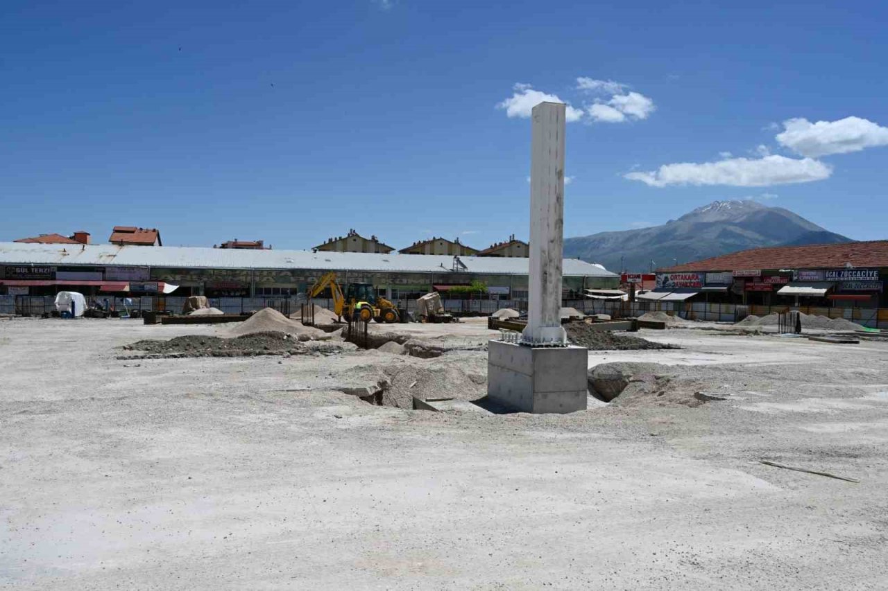 Davraz Çarşamba Kapalı Pazaryerinin çelik kolon montajları yapılıyor