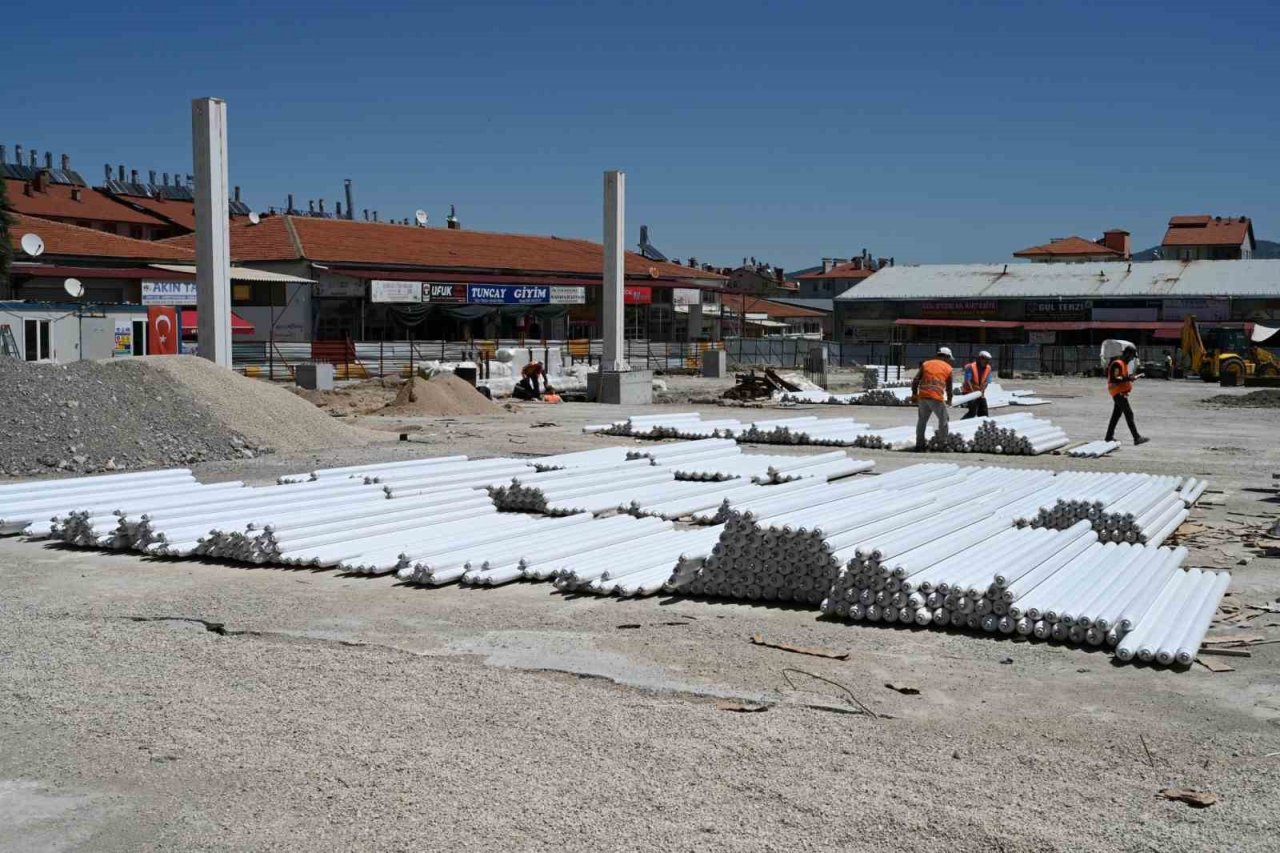 Davraz Çarşamba Kapalı Pazaryerinin çelik kolon montajları yapılıyor