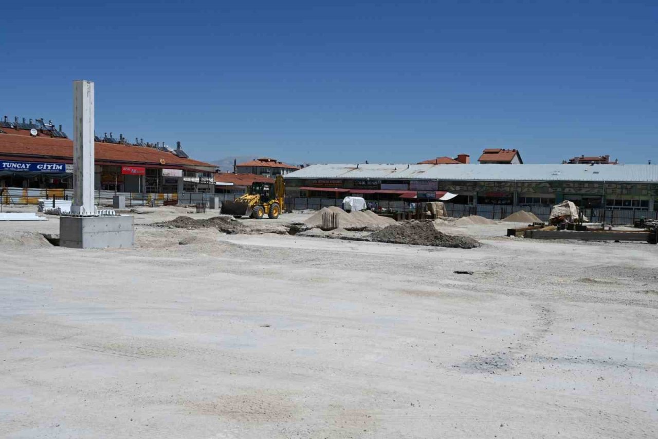 Davraz Çarşamba Kapalı Pazaryerinin çelik kolon montajları yapılıyor