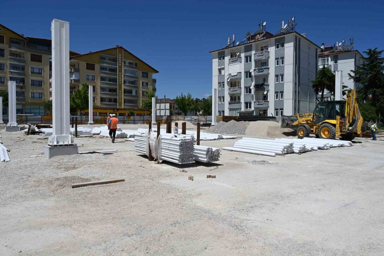 Davraz Çarşamba Kapalı Pazaryerinin çelik kolon montajları yapılıyor