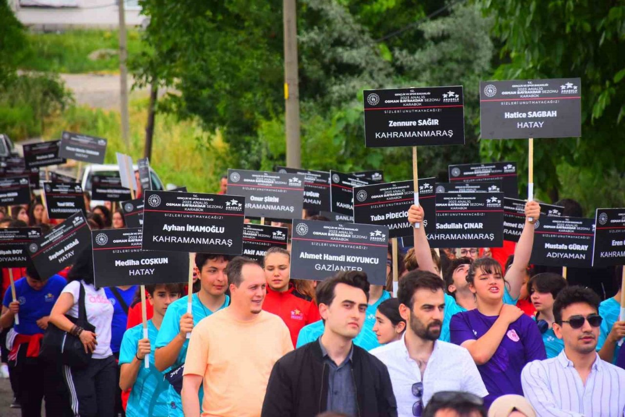 Depremde hayatını kaybeden sporcular ve vatandaşlar için saygı yürüyüşü yapıldı