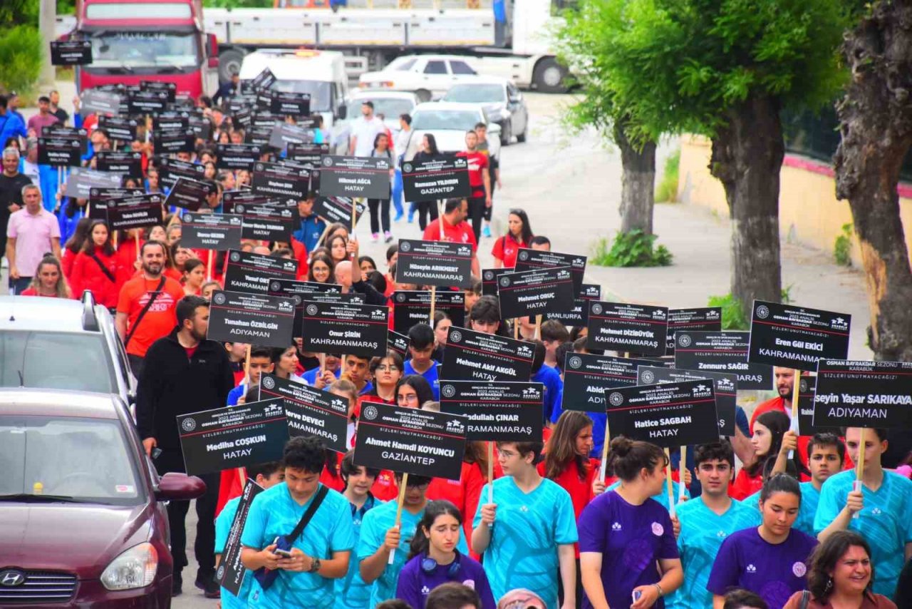 Depremde hayatını kaybeden sporcular ve vatandaşlar için saygı yürüyüşü yapıldı