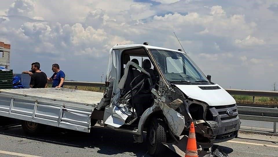Söke’de saman yüklü traktör devrildi