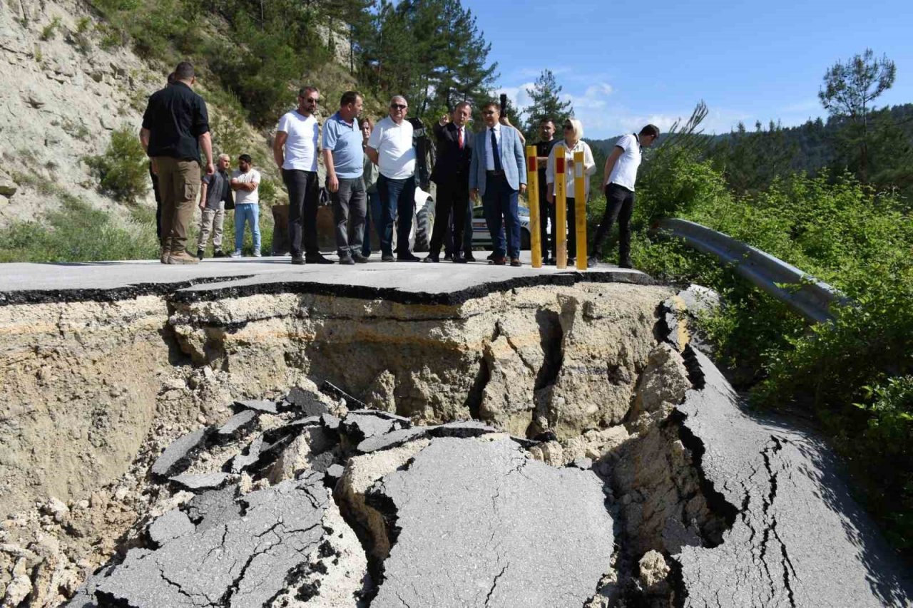 Vali, kapanan yolda incelemelerde bulundu
