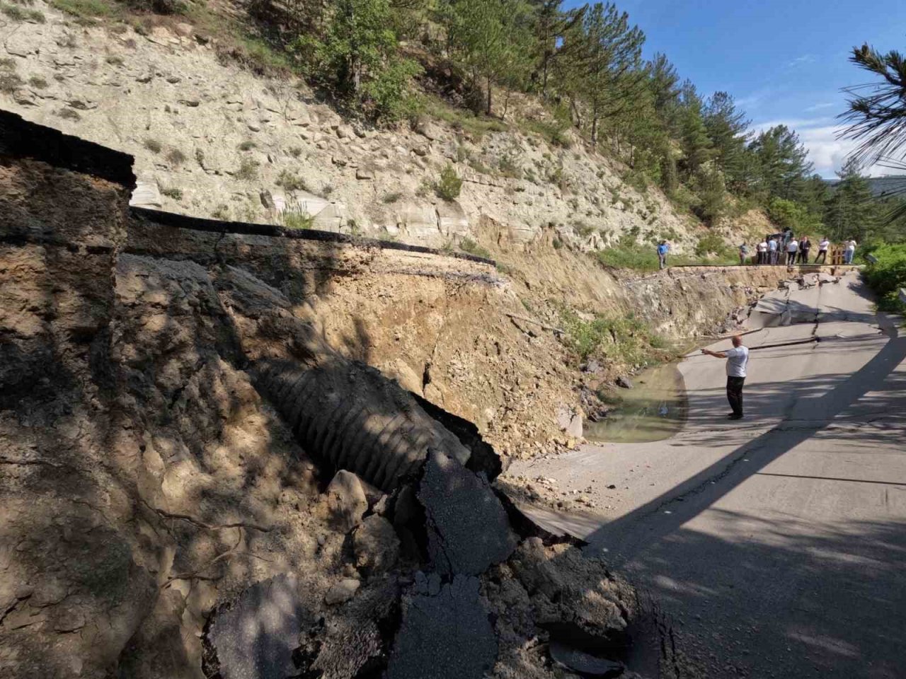 Vali, kapanan yolda incelemelerde bulundu