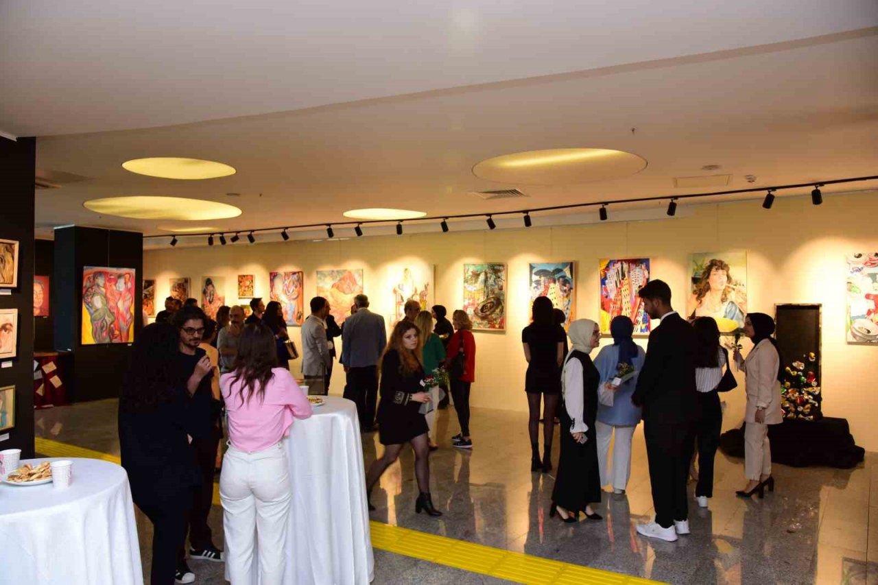 Üniversite öğrencilerinin mezuniyet sergisi sanatseverlerle buluştu