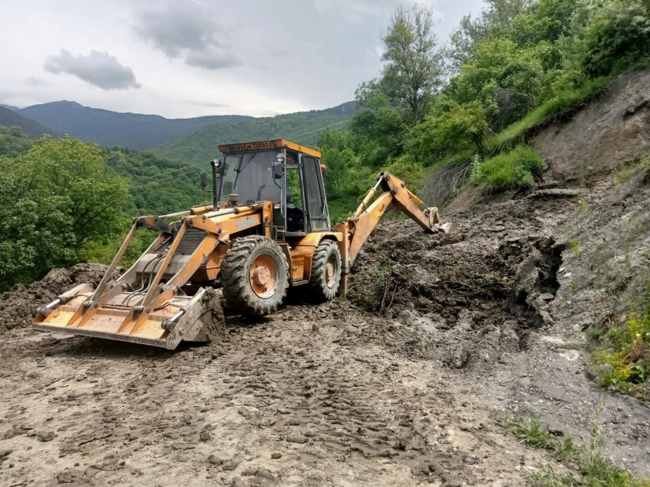 Heyelan sebebiyle zarar gören köy yolları açıldı