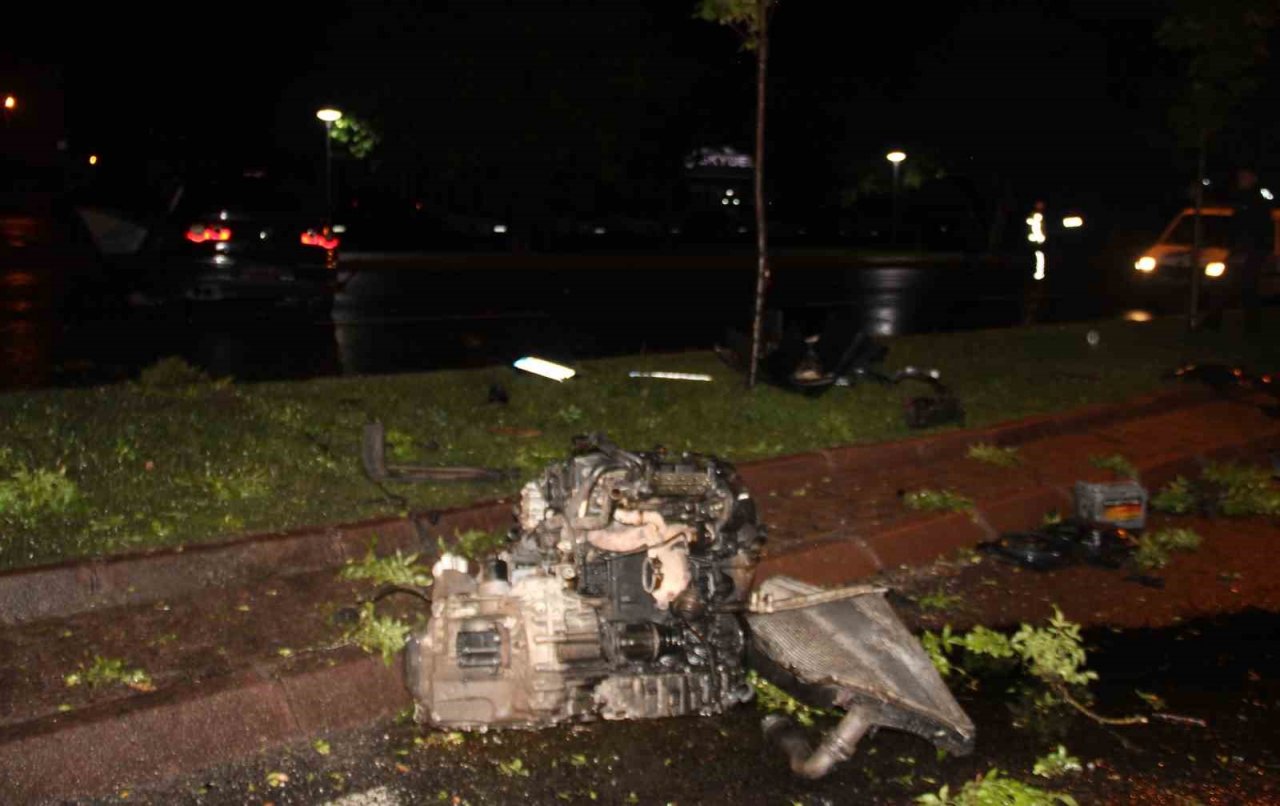 Kayseri’de ağaca çarpan otomobilin motoru karşı şeride uçtu: 2 ağır yaralı