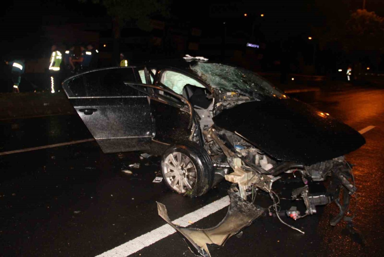 Kayseri’de ağaca çarpan otomobilin motoru karşı şeride uçtu: 2 ağır yaralı