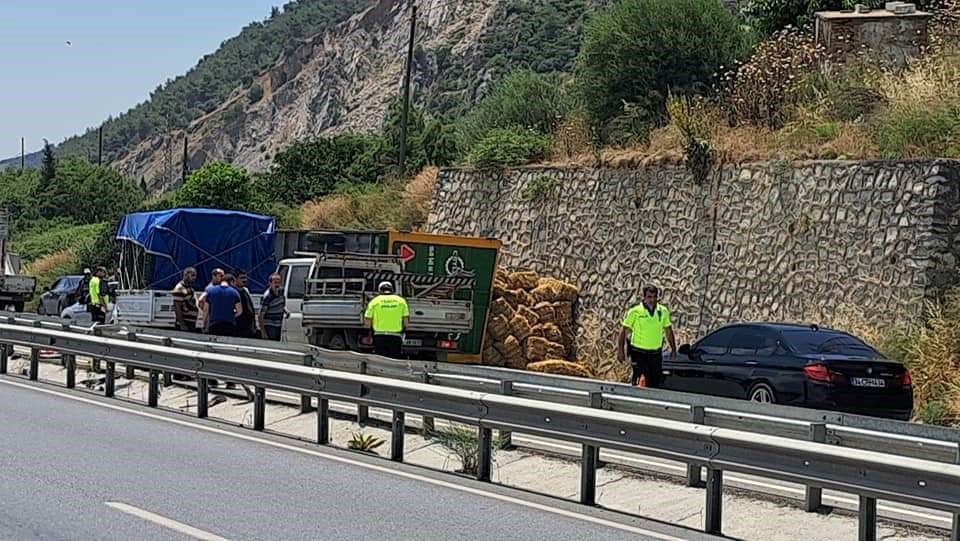 Söke’de saman yüklü traktör devrildi