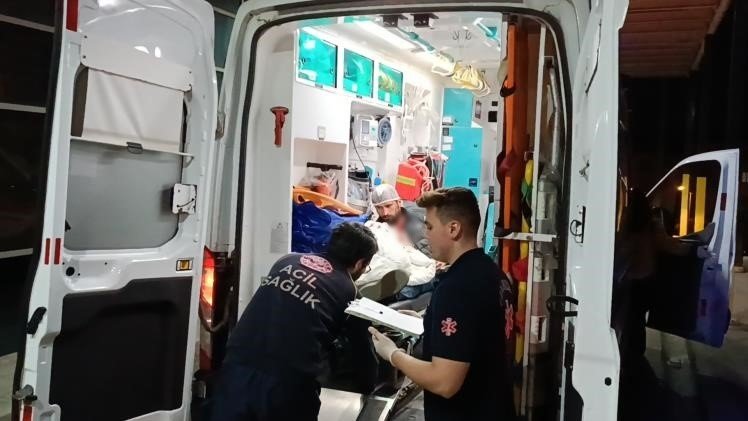 Kavga büyüdü, kafasında ve elinde kesiklerle hastaneye kaldırıldı