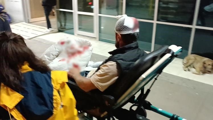 Kavga büyüdü, kafasında ve elinde kesiklerle hastaneye kaldırıldı