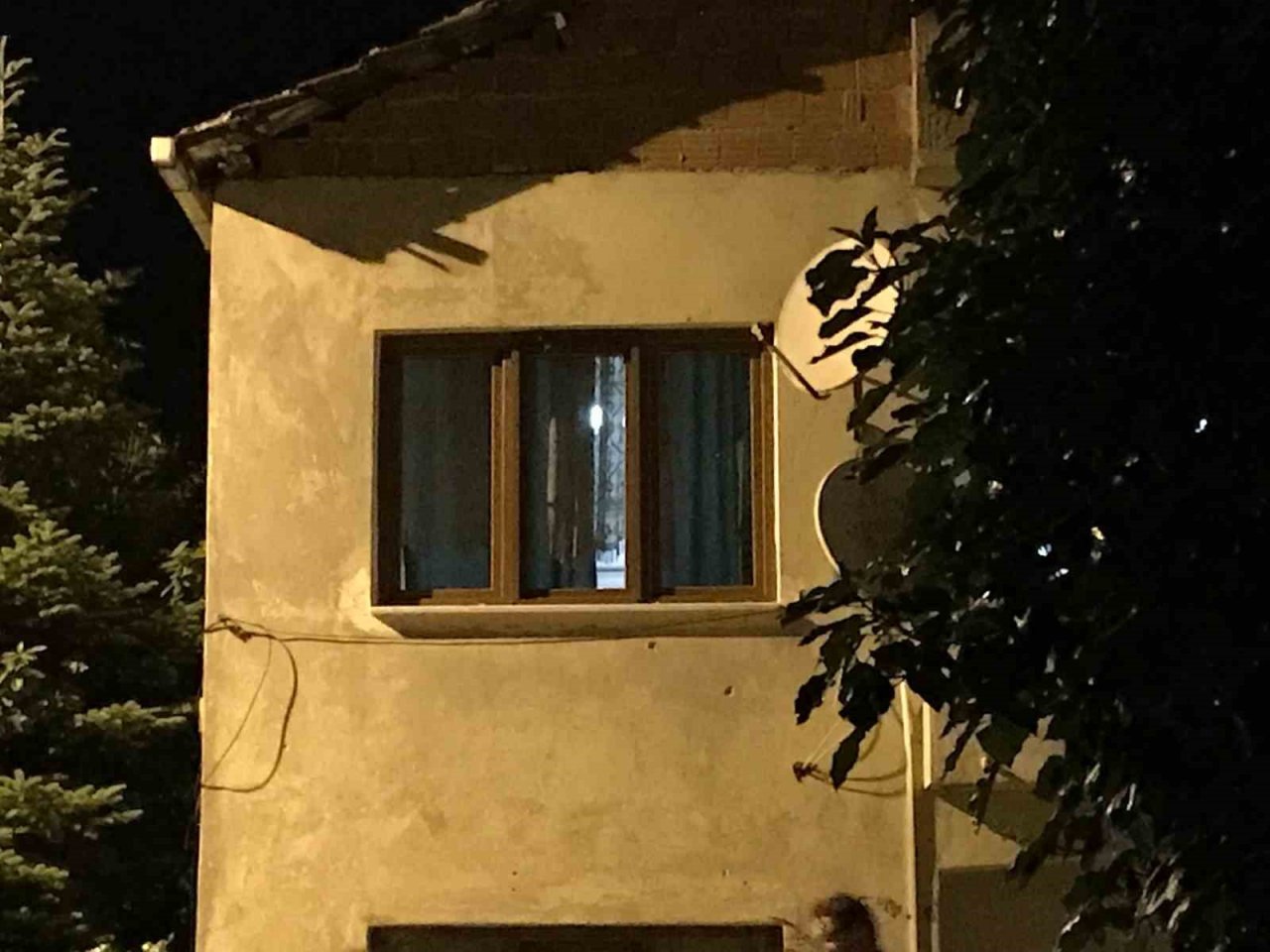 Evin duvarlarına mermiler isabet etti, ekipler harekete geçti