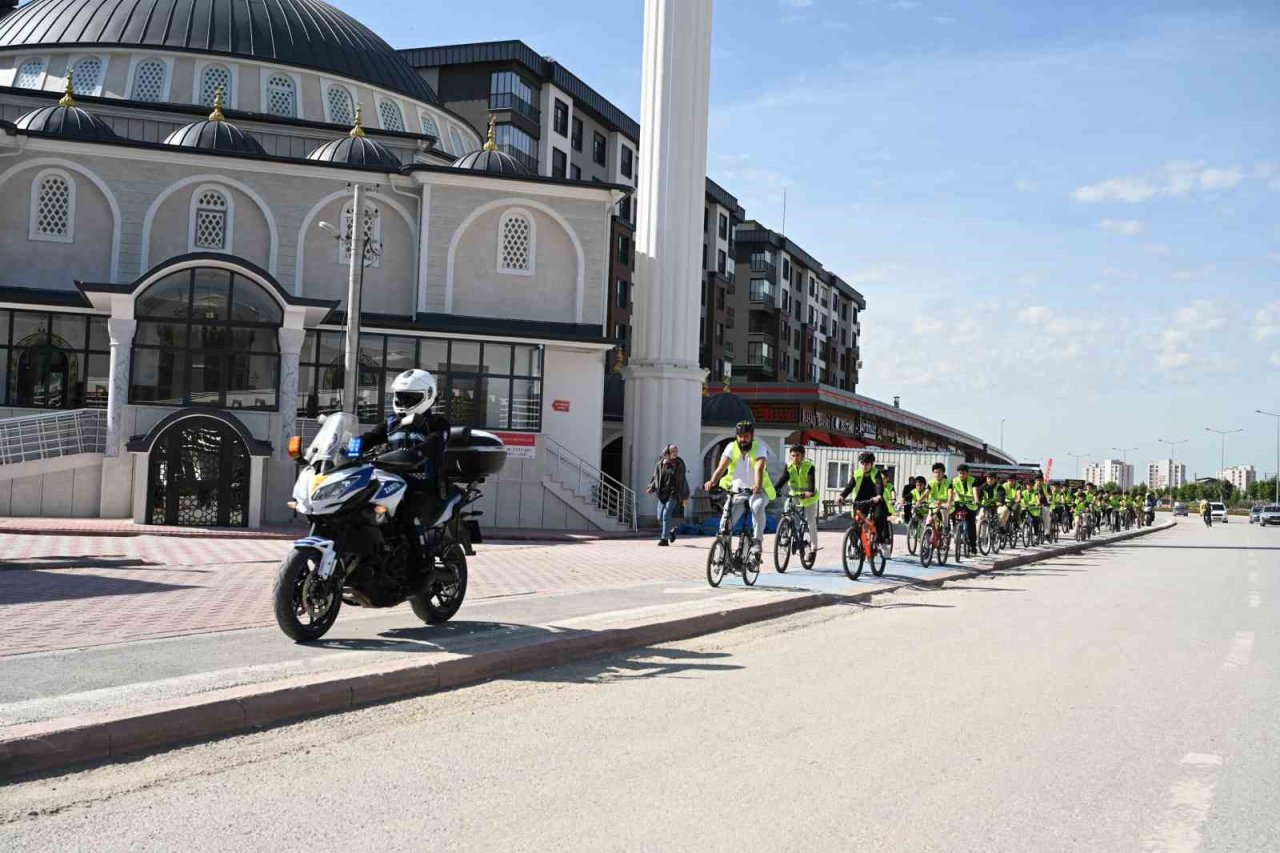 Bisiklet Şehri Konya’da öğrenciler okullarına bisikletleriyle güven ile gidiyor