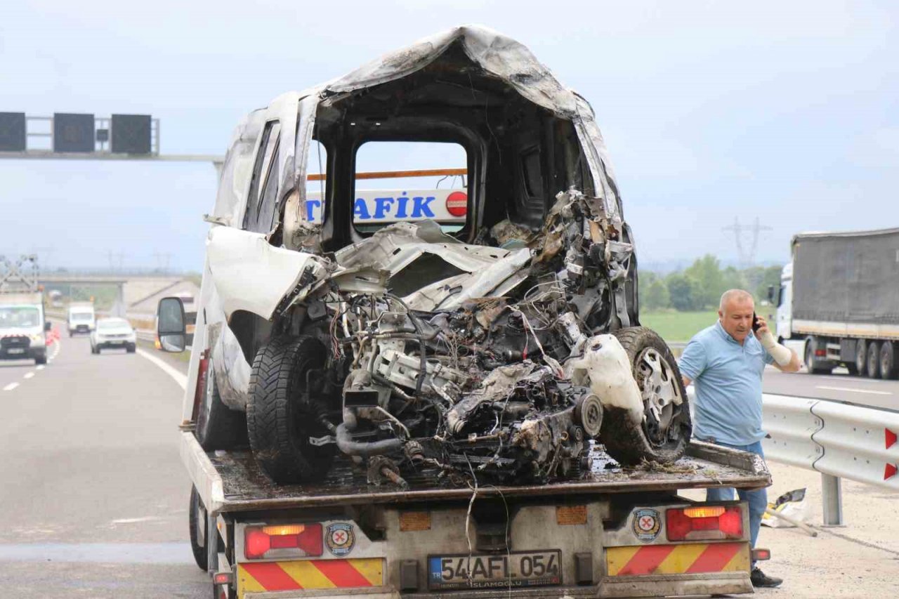 KMO’da korkutan kaza: Araç bariyerlere çarparak alev aldı