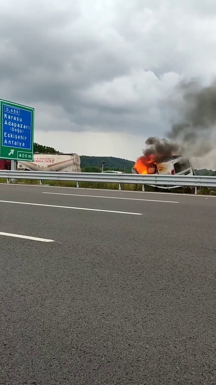 KMO’da korkutan kaza: Araç bariyerlere çarparak alev aldı