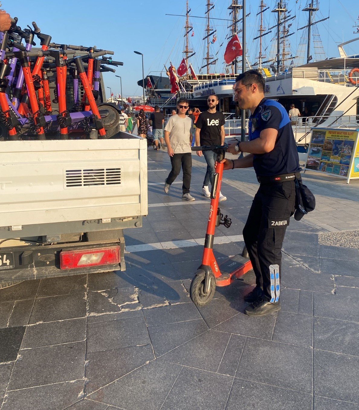 Marmaris’te zabıtadan scooter mesaisi