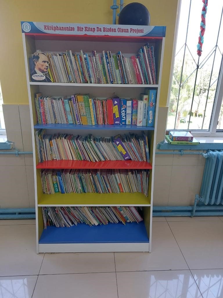 İlkokul öğrencileri köy okullarına kitap bağışladı