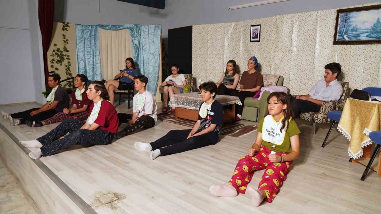 Başkan Uzundemir liselilerin tiyatro oyununu izledi