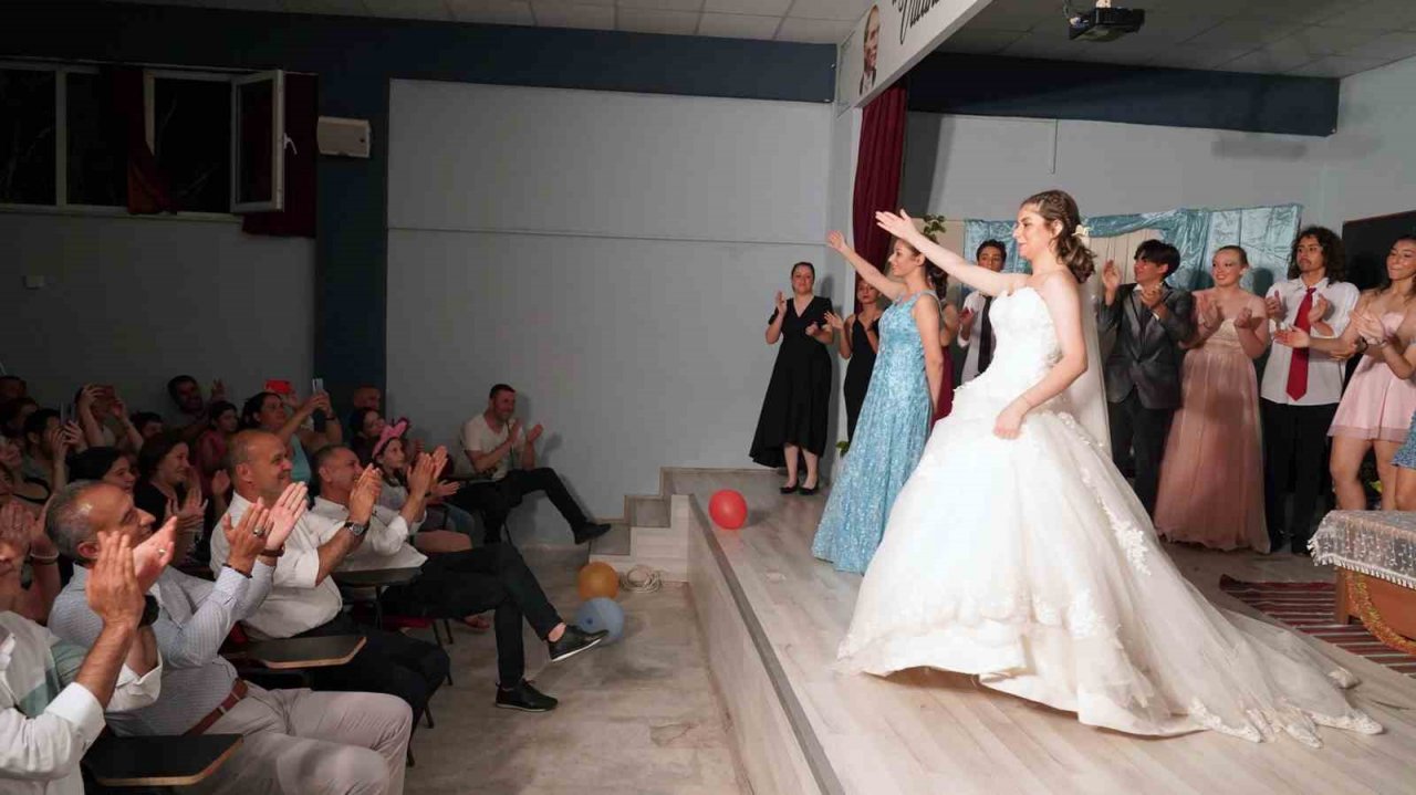 Başkan Uzundemir liselilerin tiyatro oyununu izledi