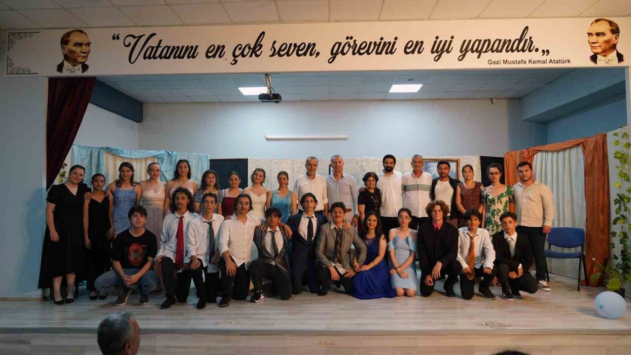 Başkan Uzundemir liselilerin tiyatro oyununu izledi