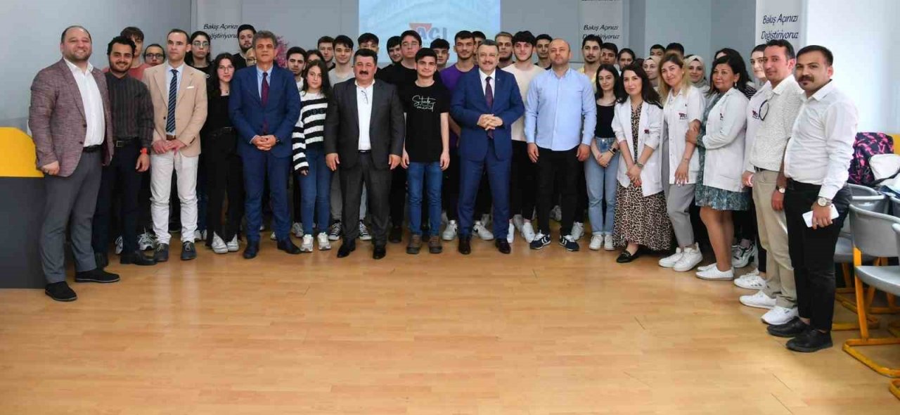 Başkan Genç YKS’ye girecek gençlere tavsiyelerde bulundu