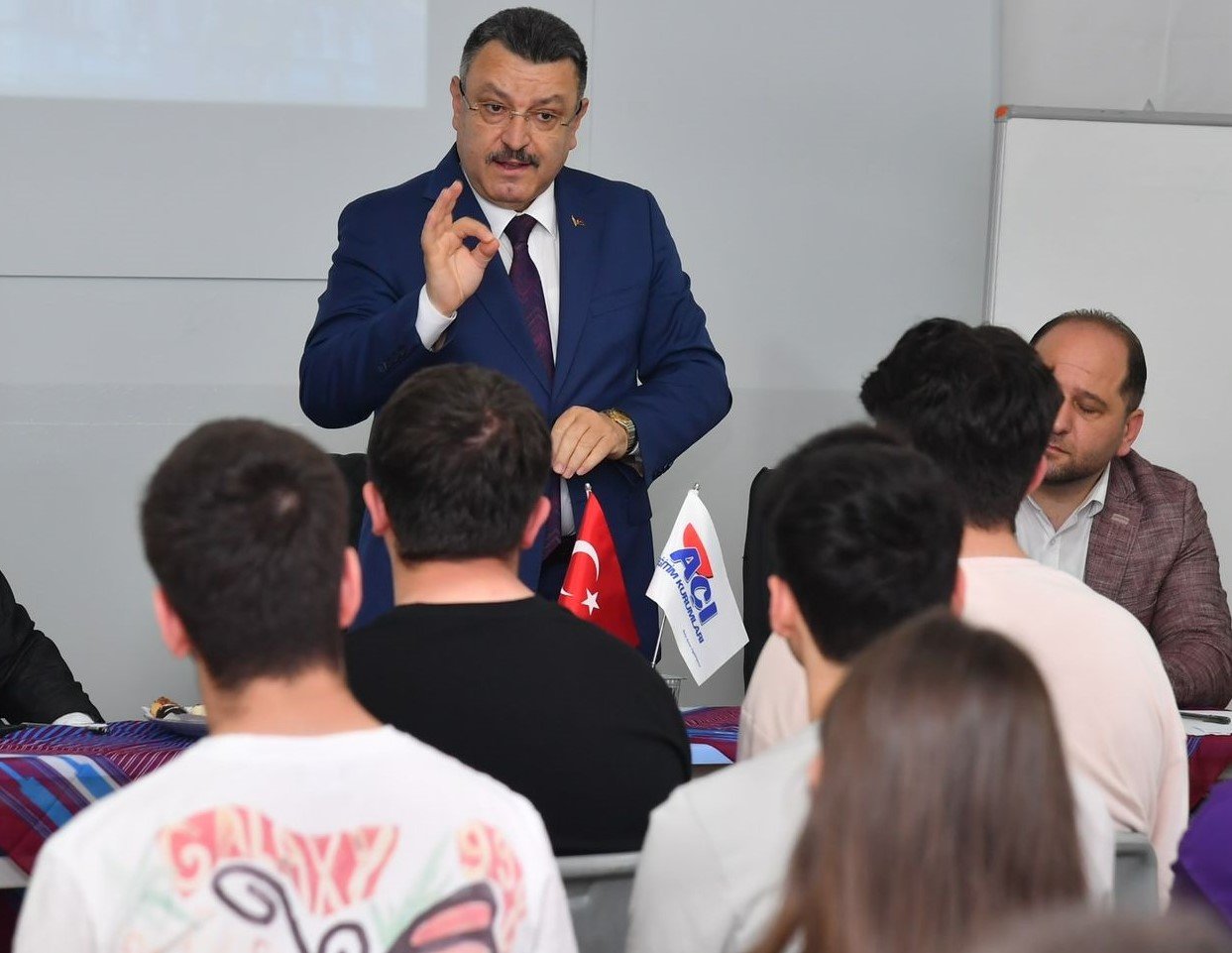 Başkan Genç YKS’ye girecek gençlere tavsiyelerde bulundu