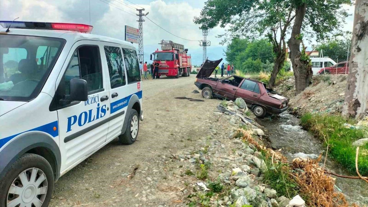 Kontrolden çıkan otomobil sulama kanalına uçtu: 2 yaralı