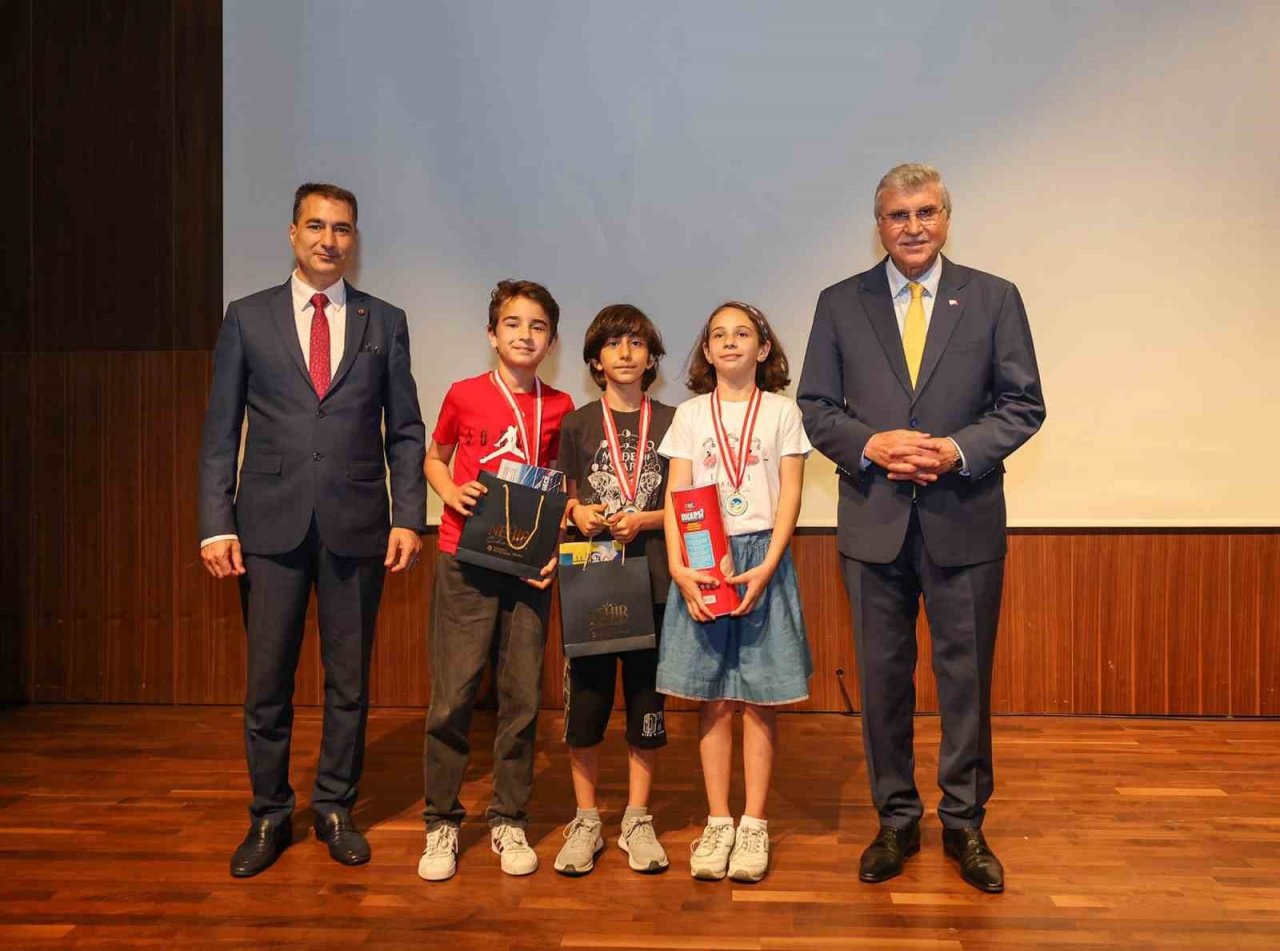 Miniklerin sevincine ortak olan Yüce’den mesaj: “Çocuk gülerse dünya güler”