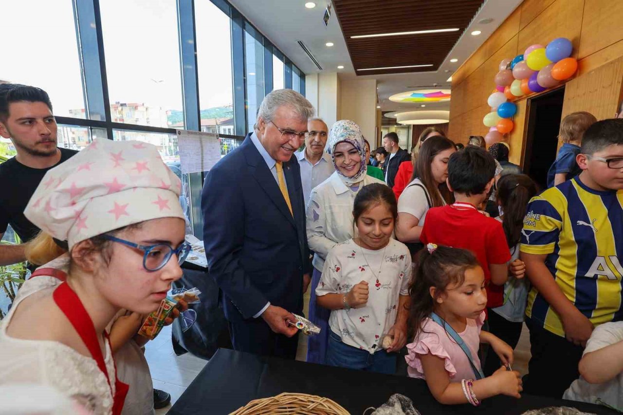 Miniklerin sevincine ortak olan Yüce’den mesaj: “Çocuk gülerse dünya güler”