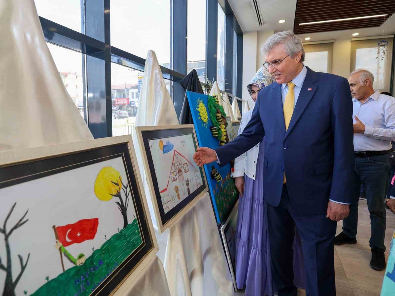 Miniklerin sevincine ortak olan Yüce’den mesaj: “Çocuk gülerse dünya güler”