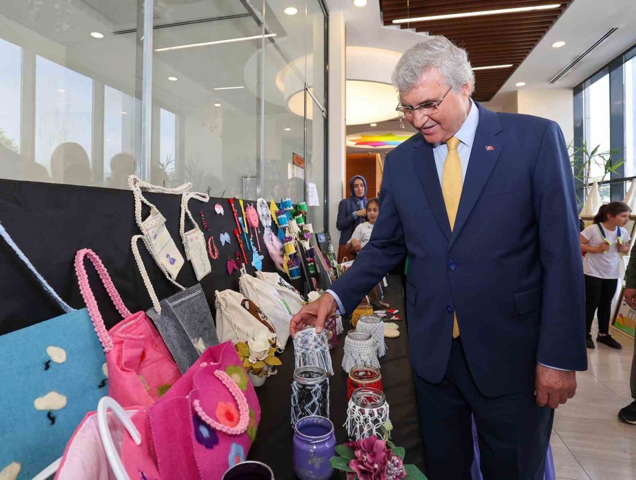 Miniklerin sevincine ortak olan Yüce’den mesaj: “Çocuk gülerse dünya güler”